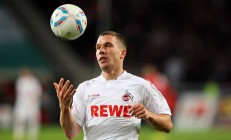 ac米兰体育官网-篮网对阵深圳队，库里彻底打爆防线，一场跨越篮球文化的对话