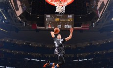 米兰体育-黄蜂逆袭森林狼，一场定义季后赛格局的焦点之战