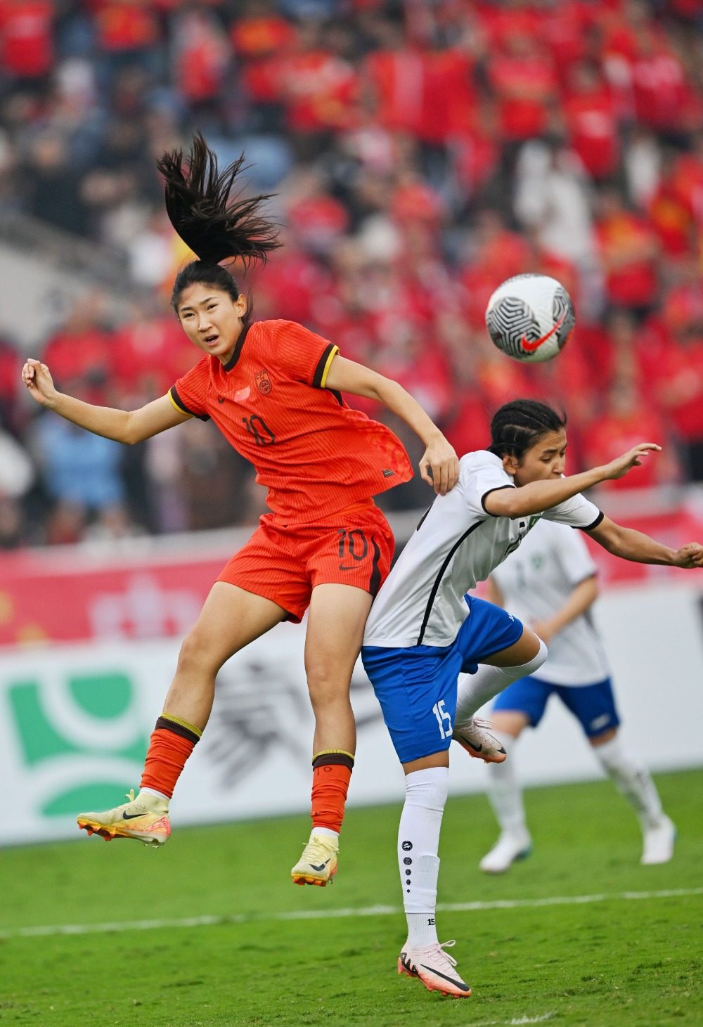 国际赛场上女足队员砥砺前行 国际赛场上女足队员砥砺前行