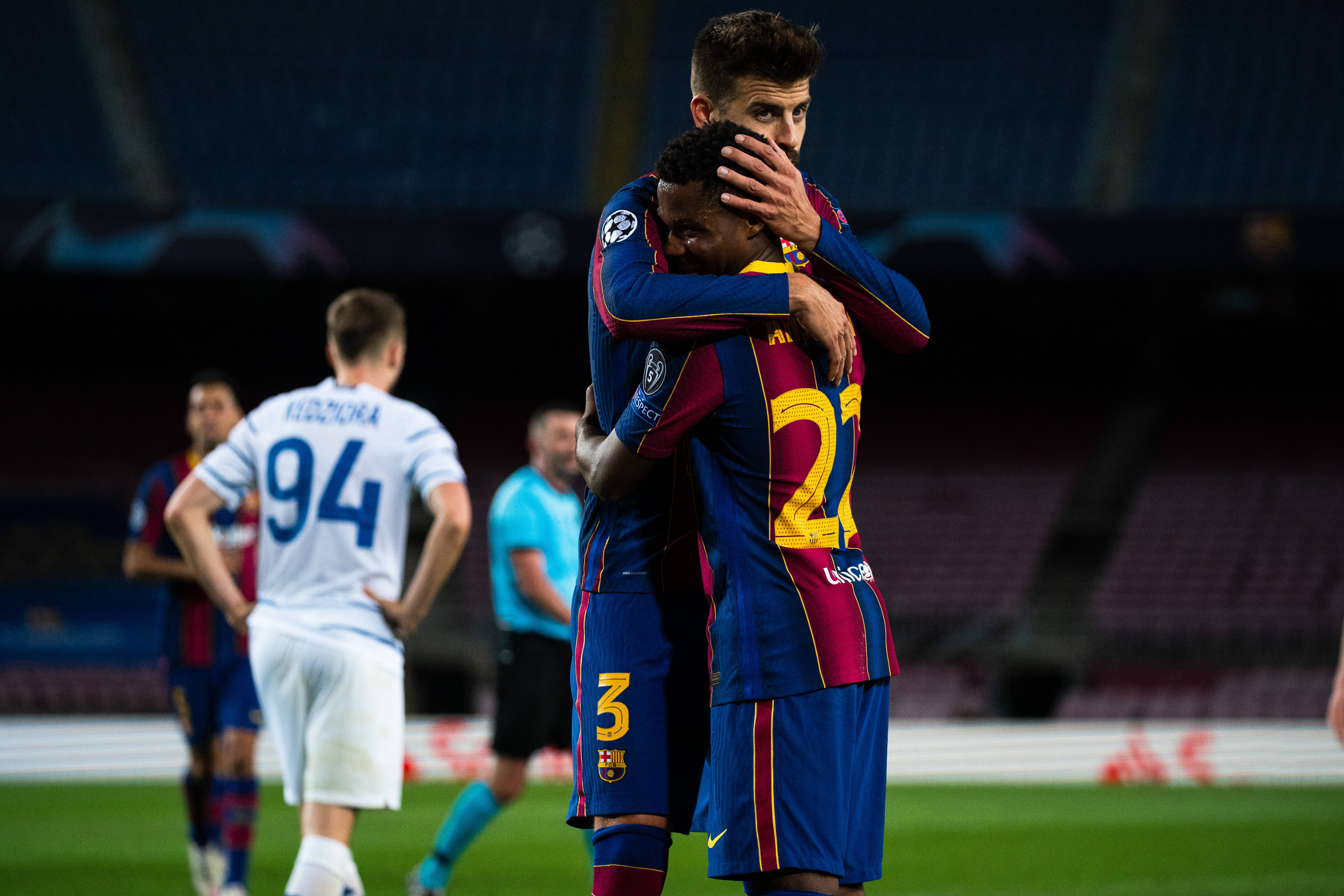 包含巴塞罗那对阵基辅迪纳摩备受瞩目的词条