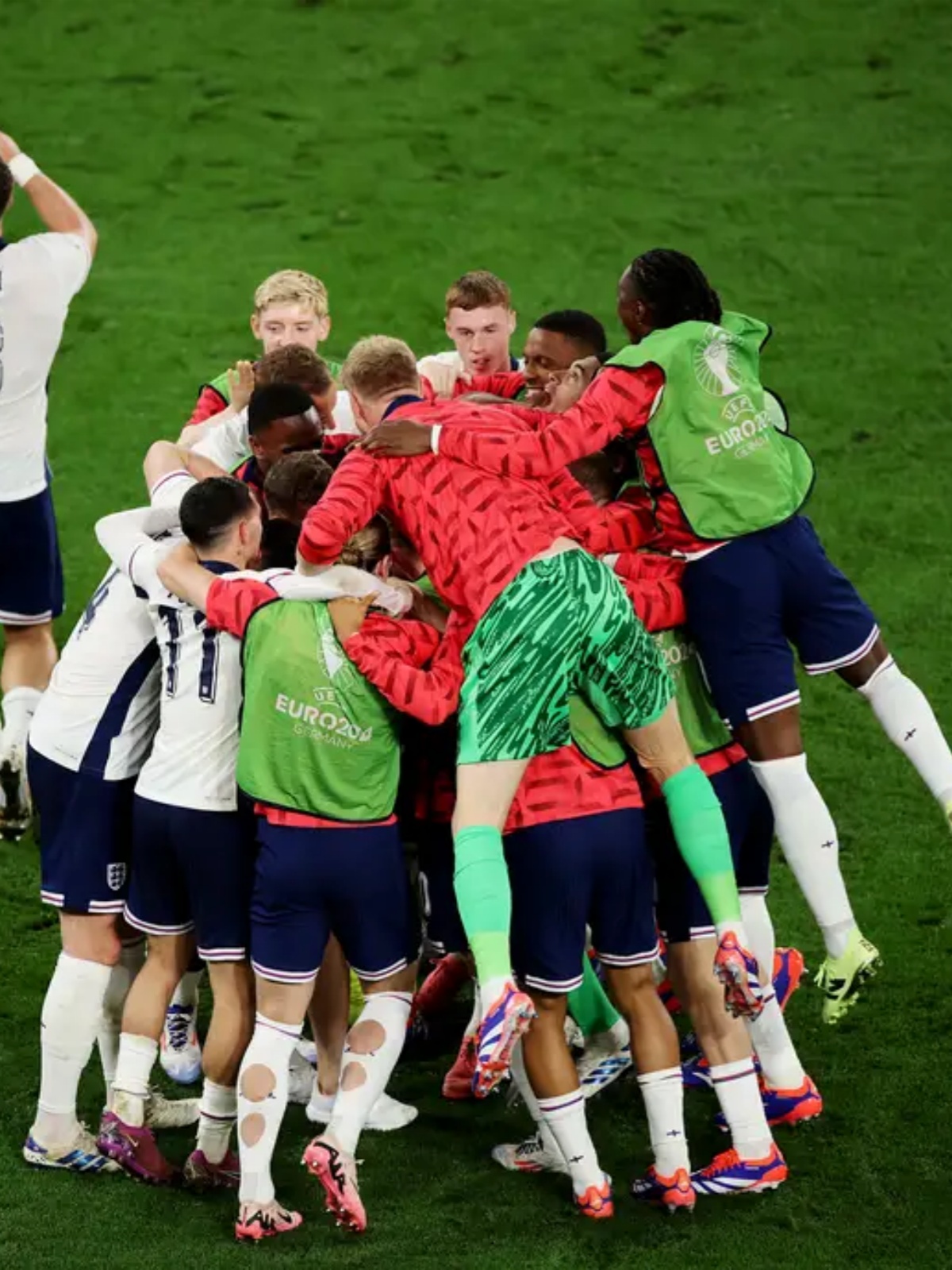 欧洲杯预选赛精彩瞬间,球迷欢呼雀跃的简单介绍 欧洲杯预选赛精彩瞬间,球迷欢呼雀跃的简单介绍