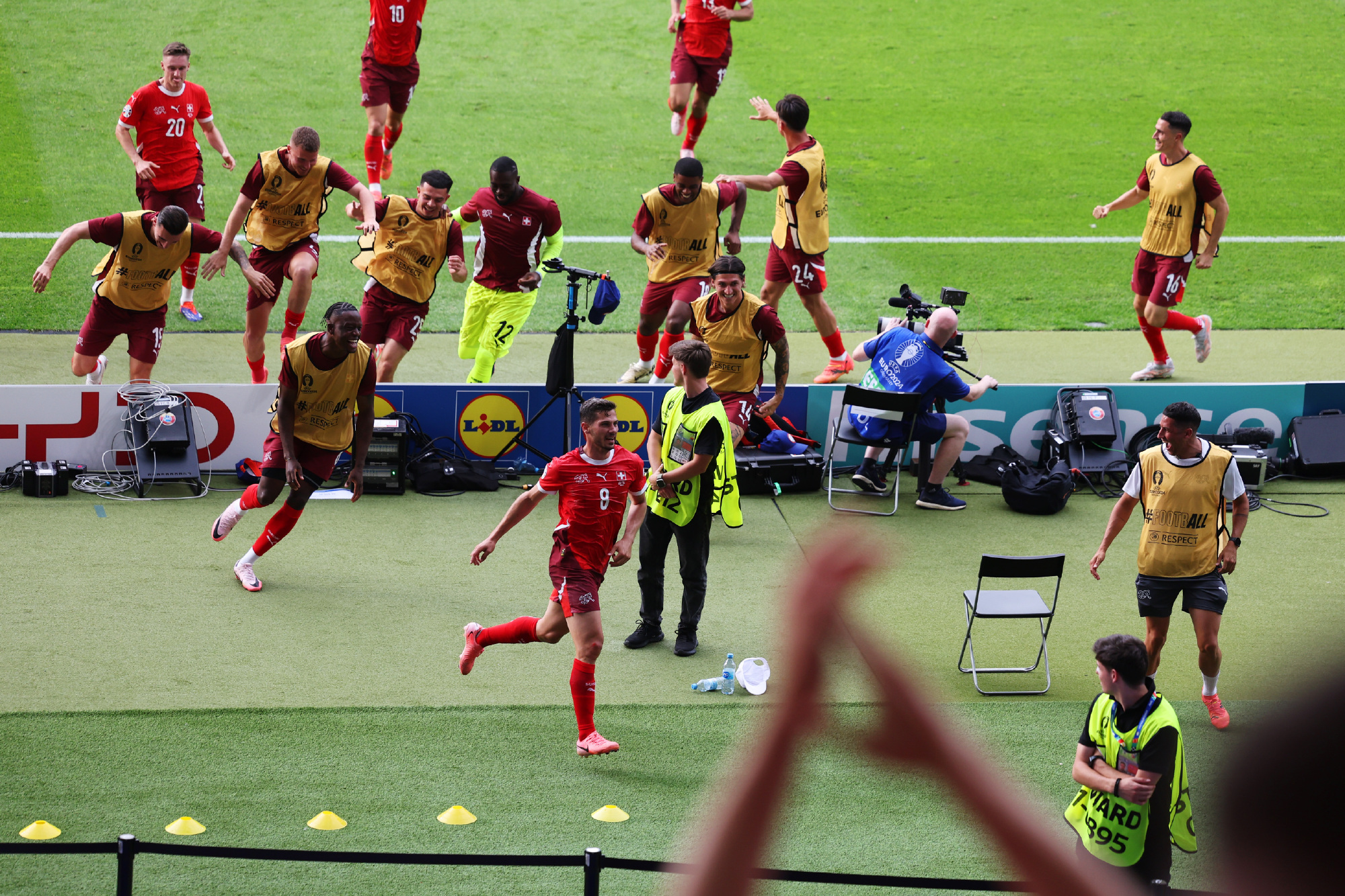 欧洲杯预选赛精彩瞬间,球迷欢呼雀跃的简单介绍 欧洲杯预选赛精彩瞬间,球迷欢呼雀跃的简单介绍