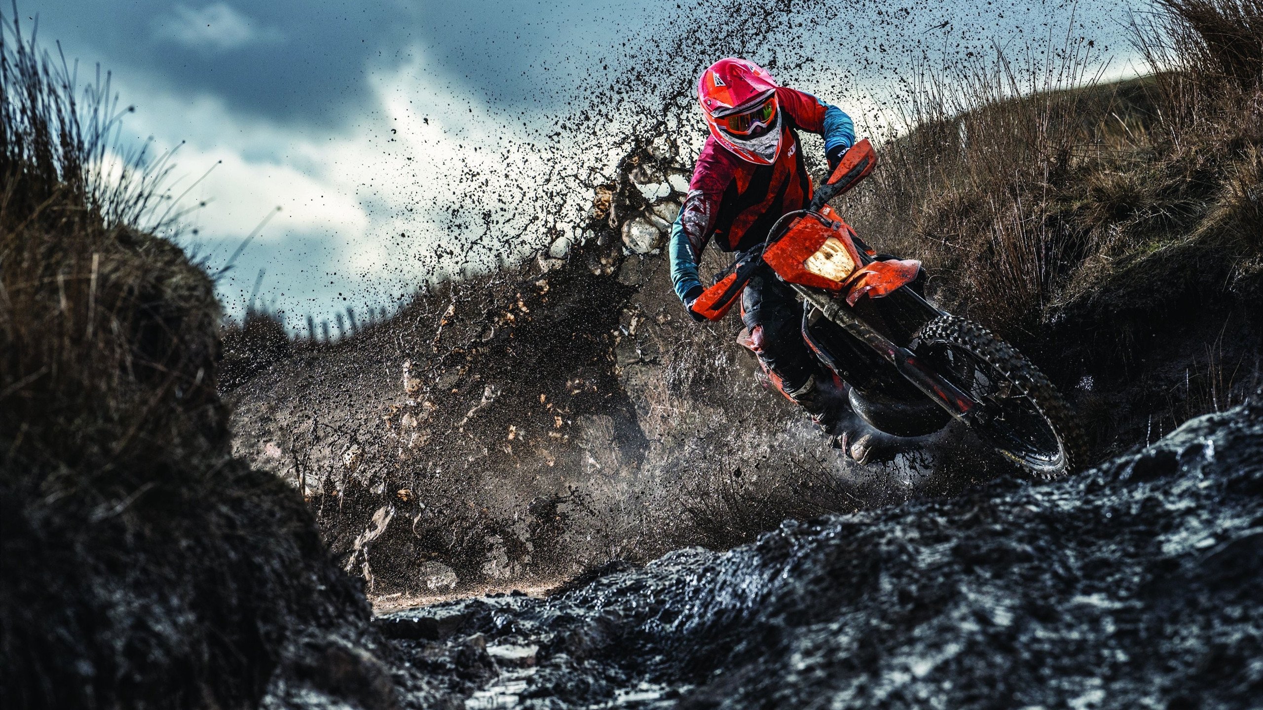 赛道与球场，F1新赛季揭幕战与巴黎争冠战的激情碰撞